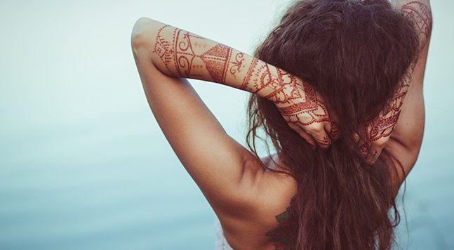 oogopslag spuiten Aantrekkelijk zijn aantrekkelijk 5 dingen die je moet weten als je je haar wil kleuren met henna | DI